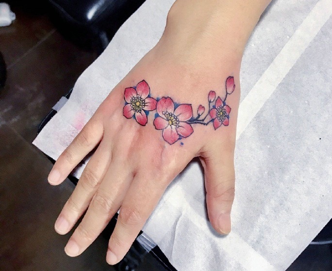 几款秀气又美丽的小花朵纹身图案