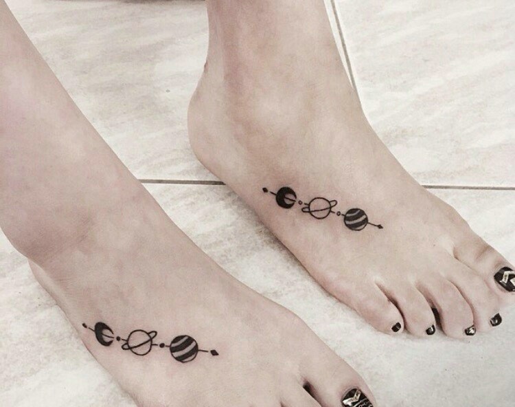 脚背上的个性情侣纹身图案