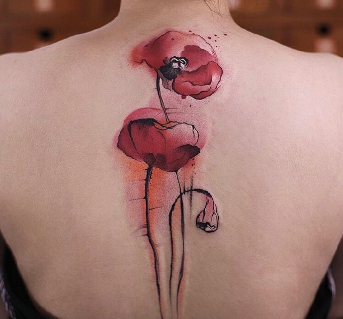 背部鲜艳无比的水彩花朵纹身图案