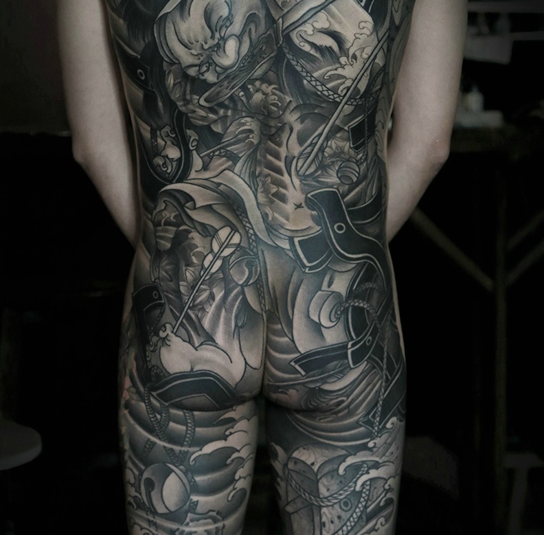 让人刮目相看的满背图腾纹身图案