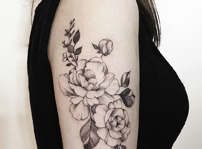 一组时尚派的精美花朵纹身图案