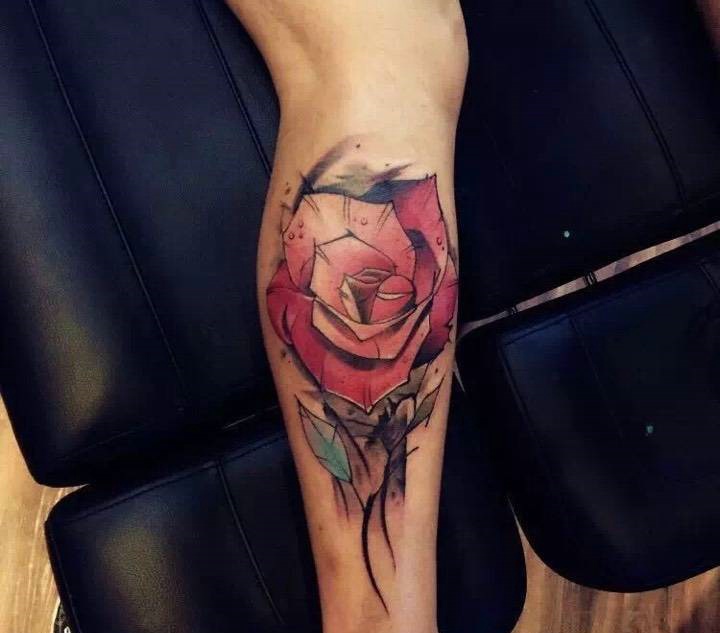 小腿处彩色玫瑰纹身图案很抢眼