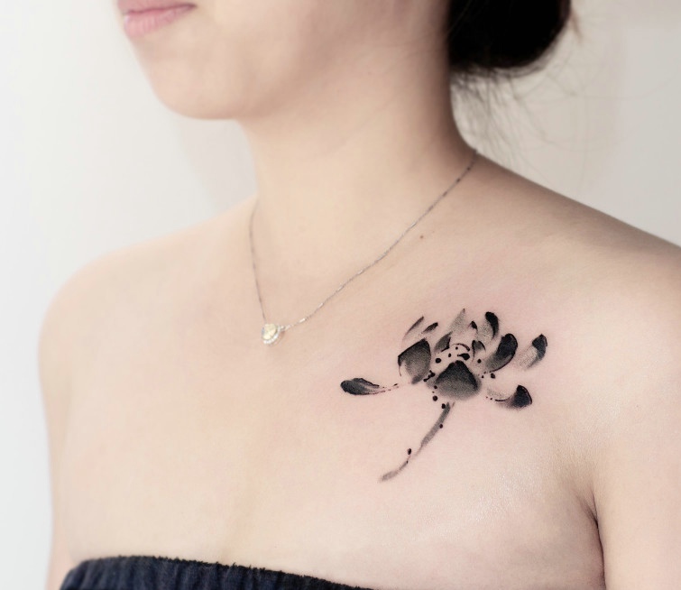 性感女生锁骨处水墨花朵纹身图案