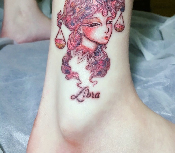 裸脚上侧边水彩天枰座纹身图案