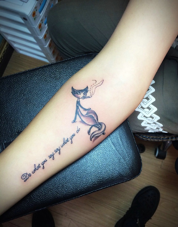 小松鼠鱼英文结合的手臂纹身图案