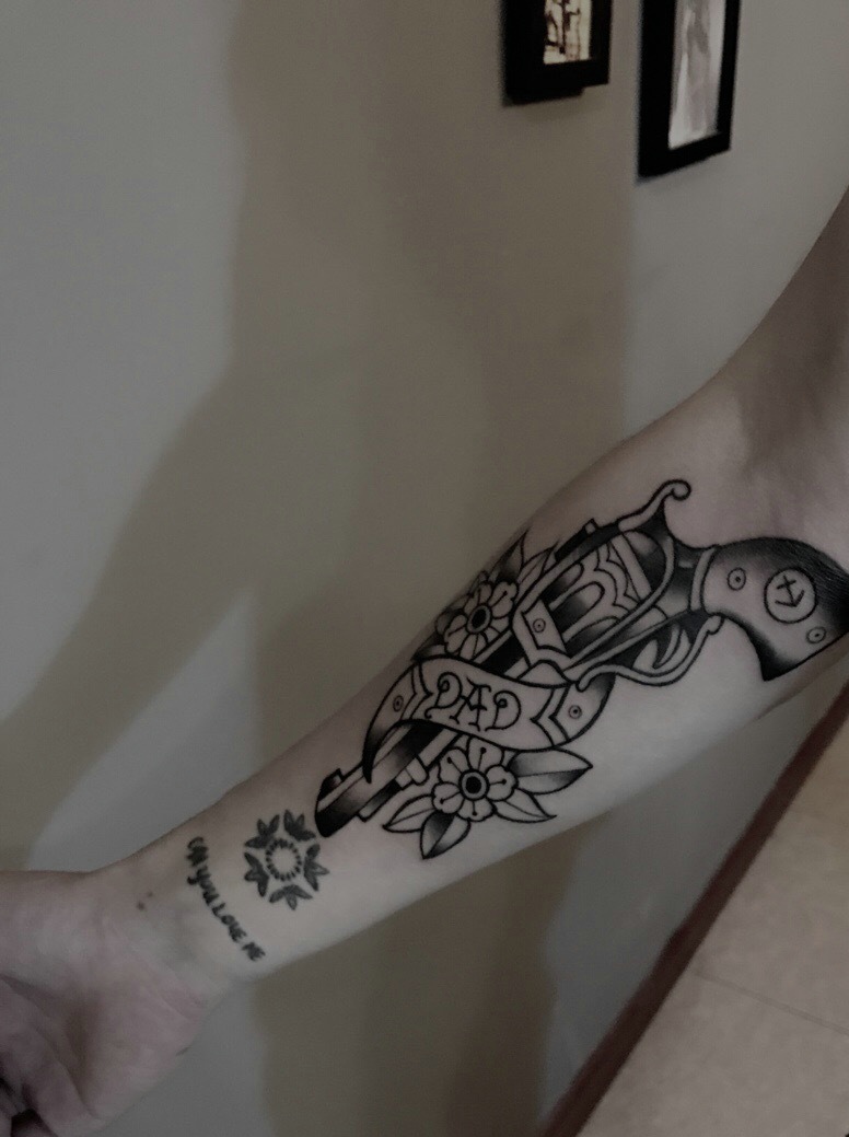 手臂一把水枪纹身图案有趣极了