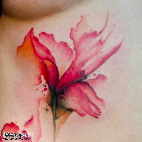 腰部粉花纹身图案