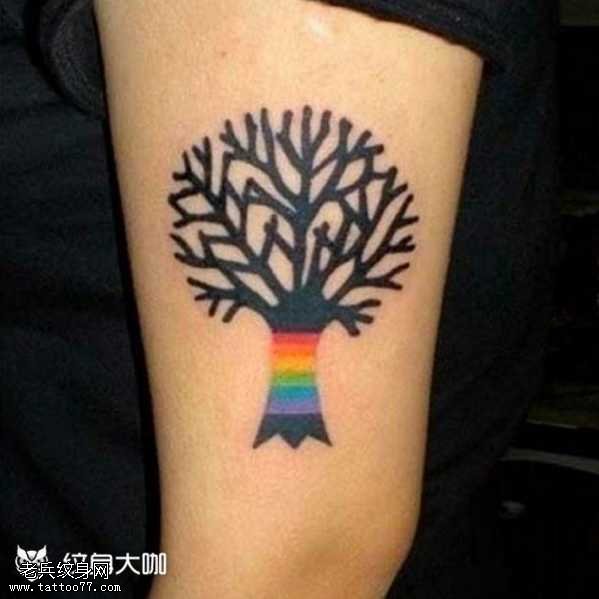 胳膊黑树图腾纹身图案