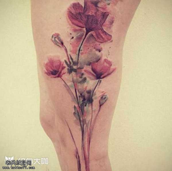 腿部花朵纹身图案
