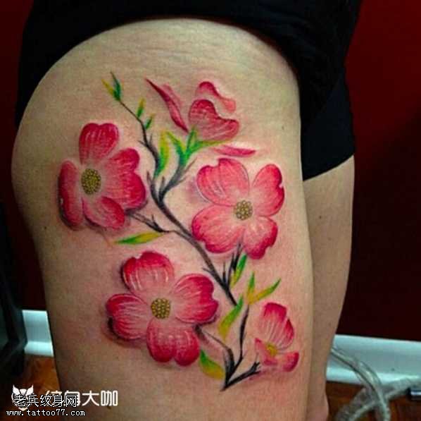 腿部花朵纹身图案