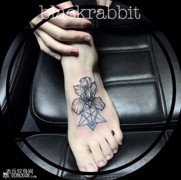 脚部个性花朵纹身图案