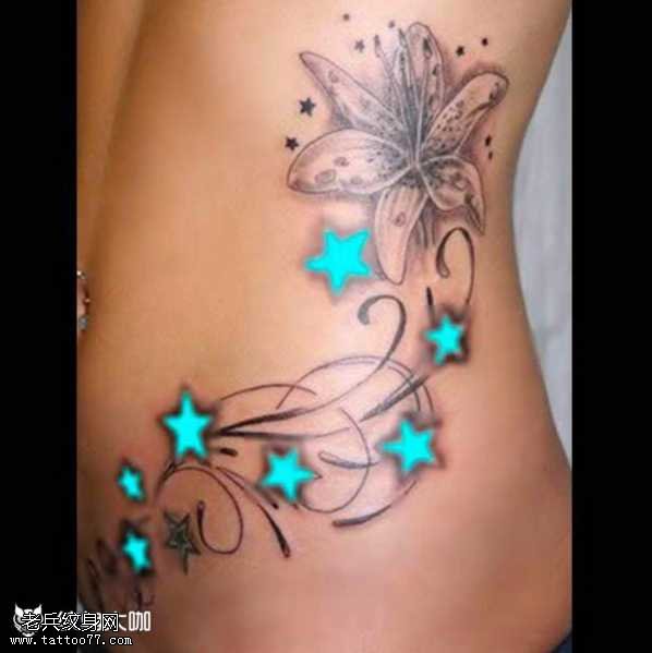 腰部百合花纹身图案