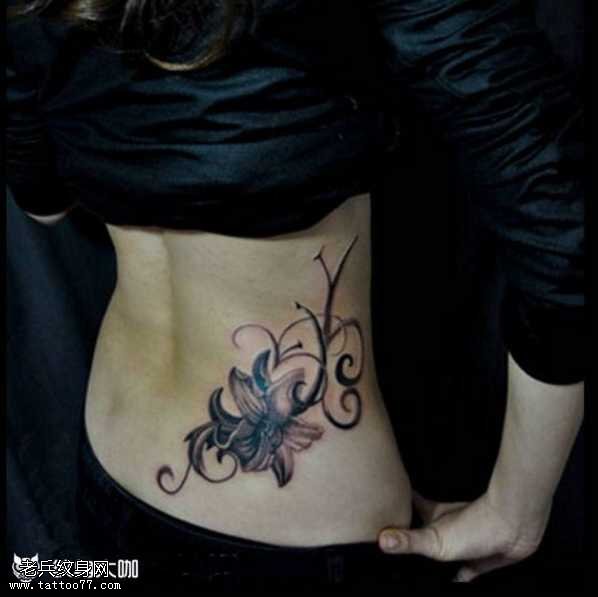 腰部花朵纹身图案