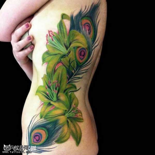 腰部孔雀羽毛纹身图案