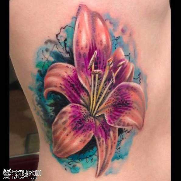 腰部个性百合花纹身图案