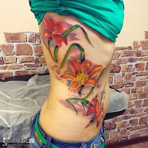 腰部彩百合花纹身图案