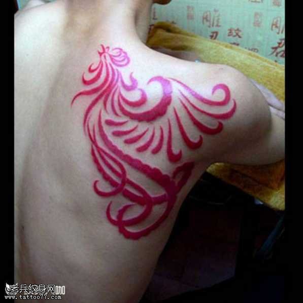 肩部红凤凰纹身图案