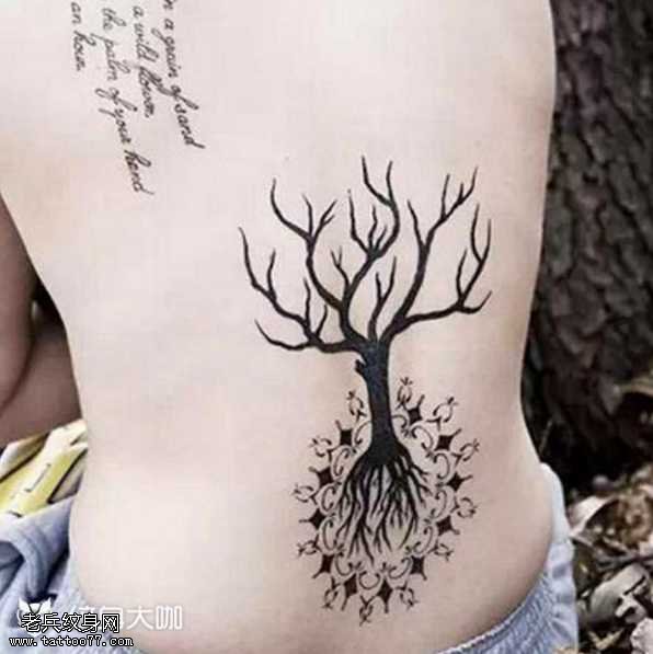 背部树木图腾纹身图案