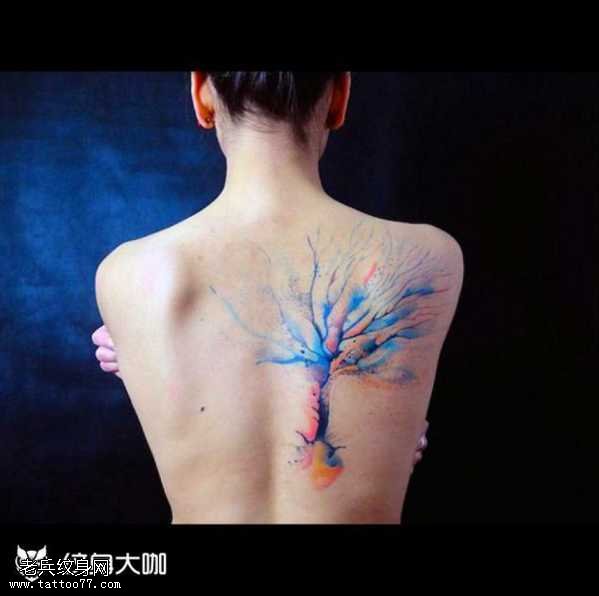 七彩树木纹身图案