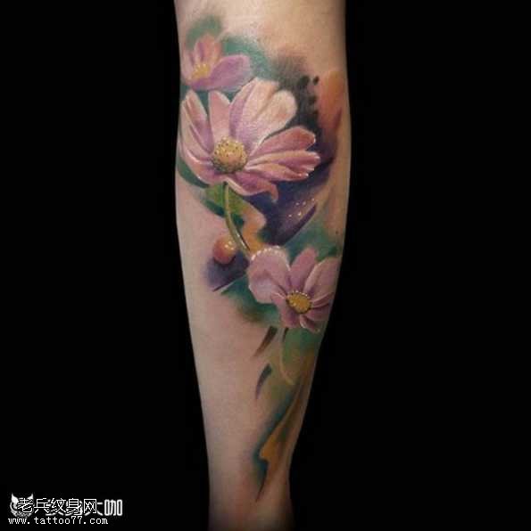 腿部粉花朵纹身图案