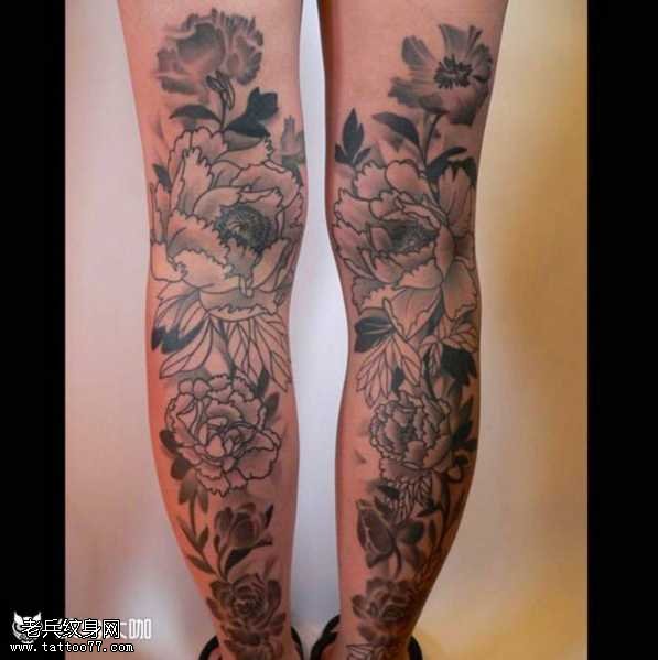 腿部黑白花朵纹身图案