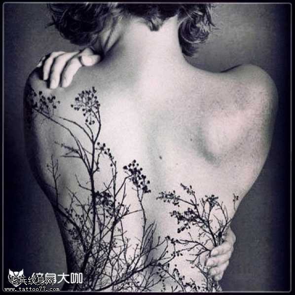 背部黑树纹身图案