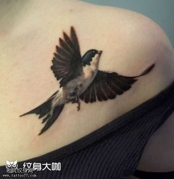 肩部飞鸟纹身图案