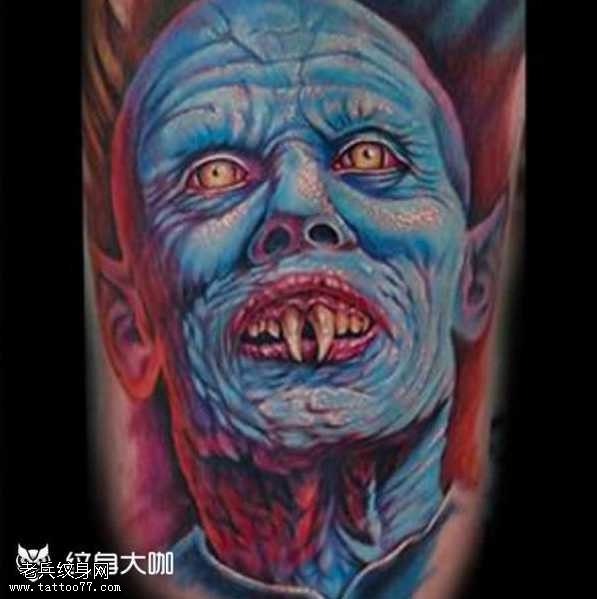 腿部蓝吸血鬼纹身图案