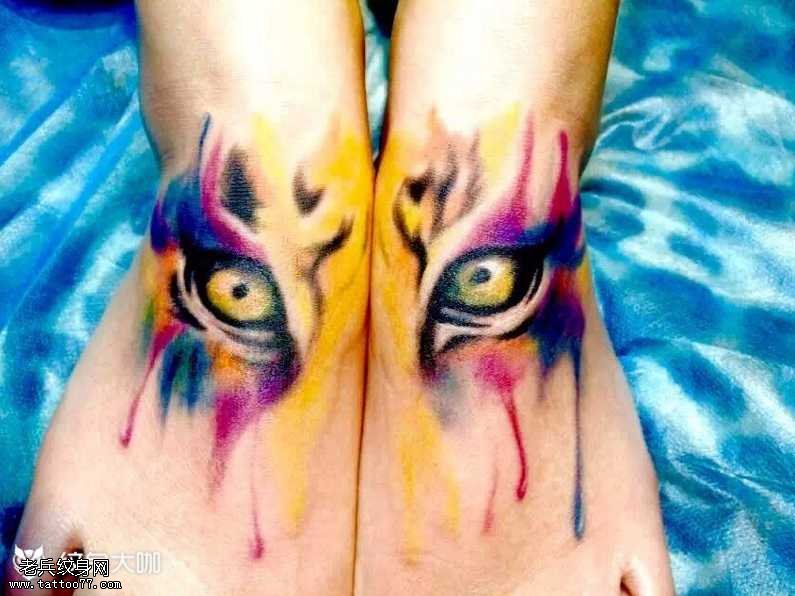 脚部豹眼纹身图案