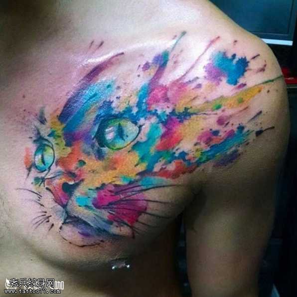 胸部彩猫纹身图案