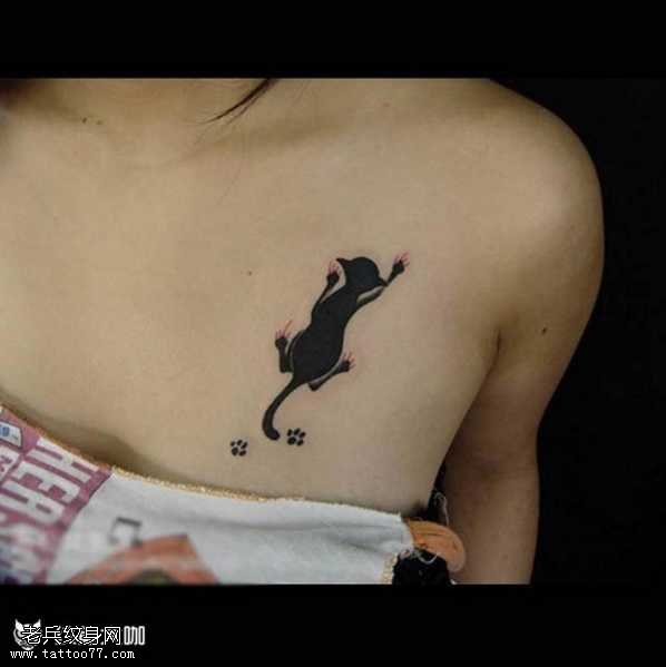 胸部猫纹身图案
