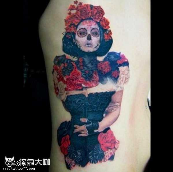 腰部死亡女郎纹身图案