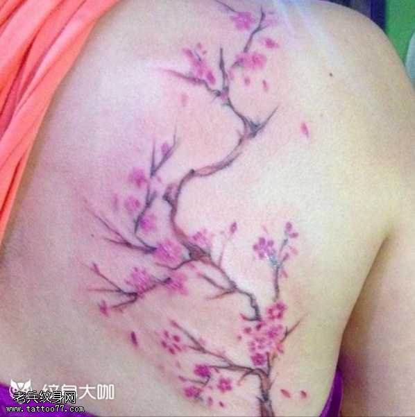 背部梅花纹身图案
