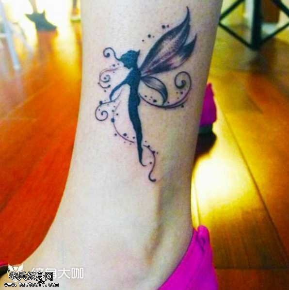 腿部小精灵纹身图案
