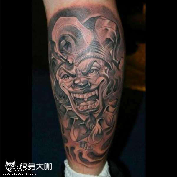 腿部小丑纹身图案