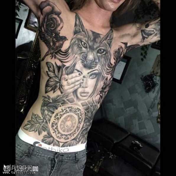 胸部猫咪纹身图案