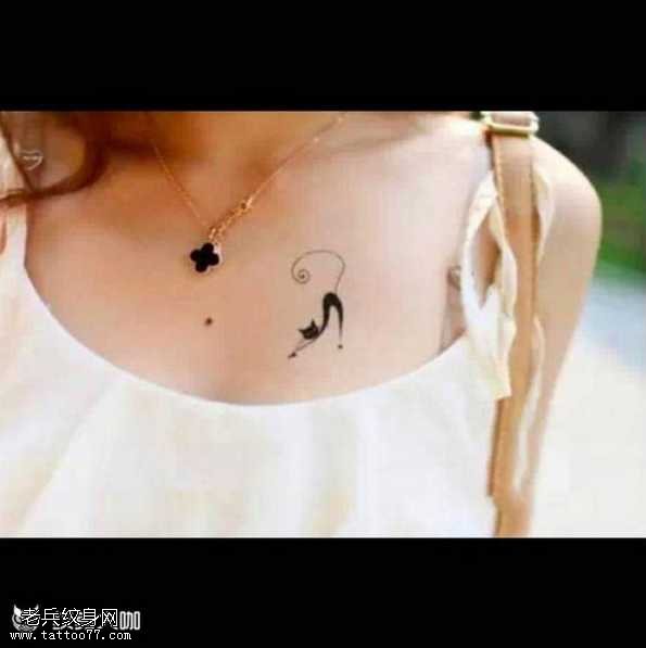 胸部小猫咪纹身图案