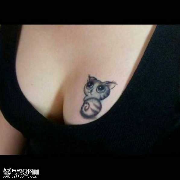 胸部萌猫纹身图案