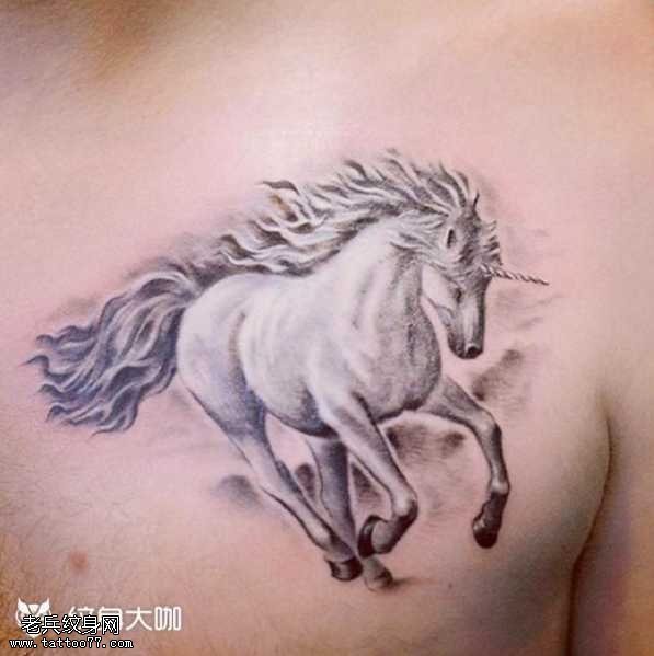 胸部独角兽纹身图案