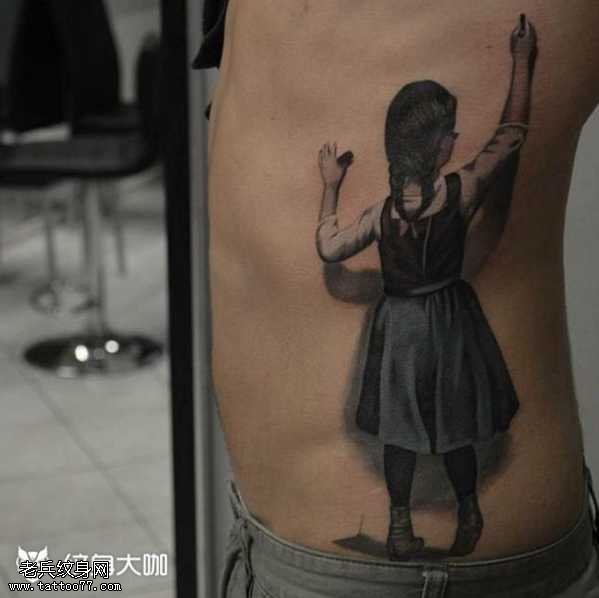腰部小女孩纹身图案