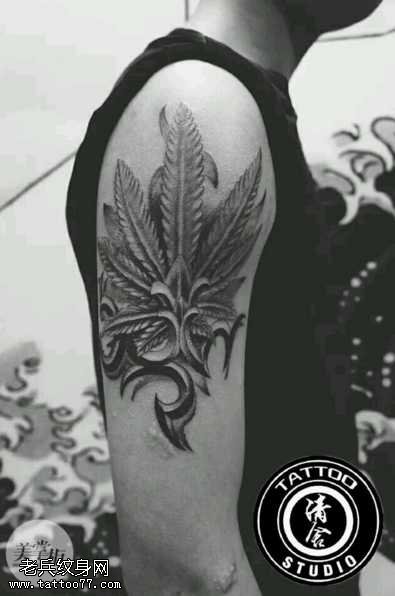 胳膊大麻叶纹身图案