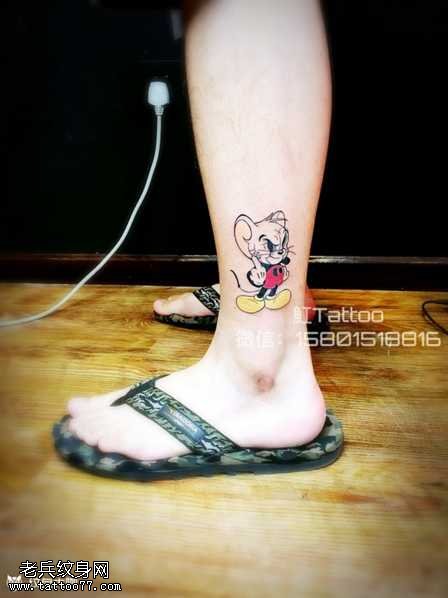 腿部小老鼠纹身图案