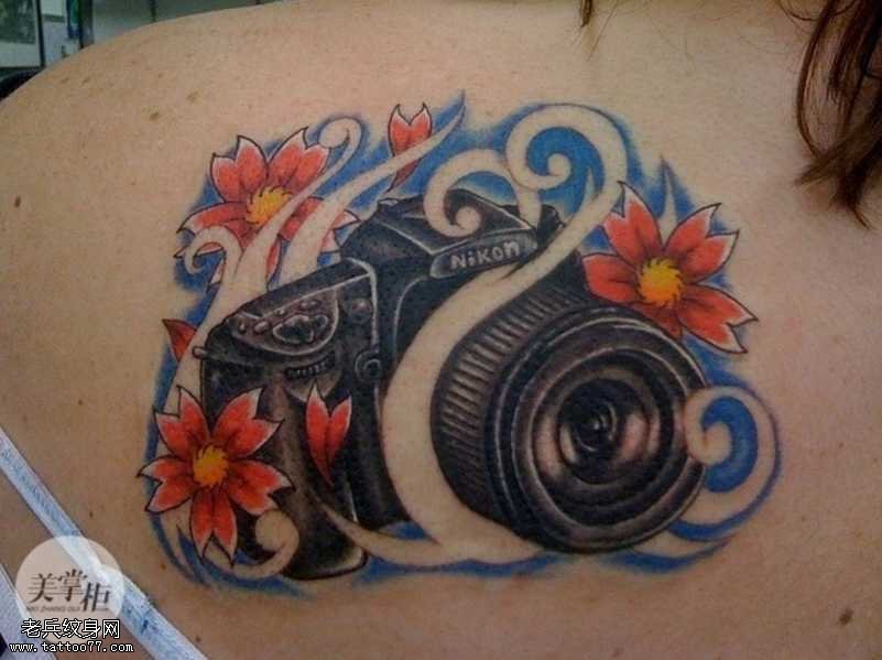 背部相机纹身图案