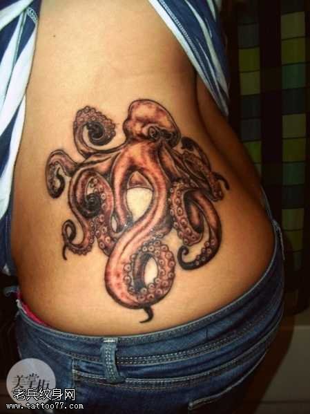 腰部章鱼纹身图案