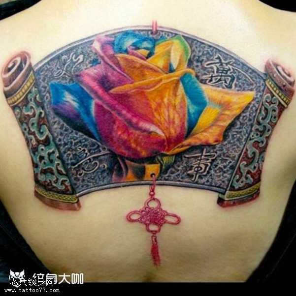 背部彩玫瑰纹身图案