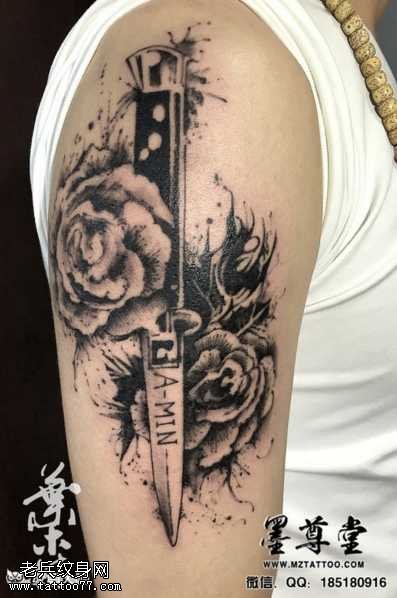胳膊水墨刀纹身图案