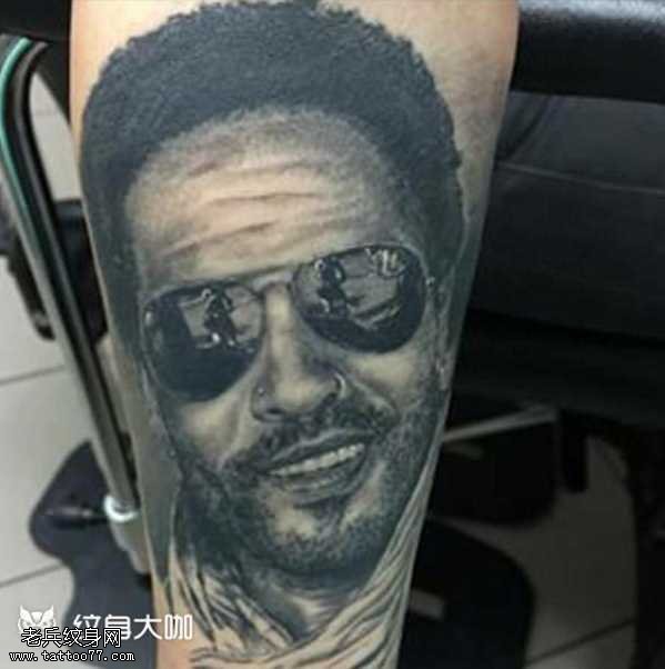 腿部黑人肖像纹身图案
