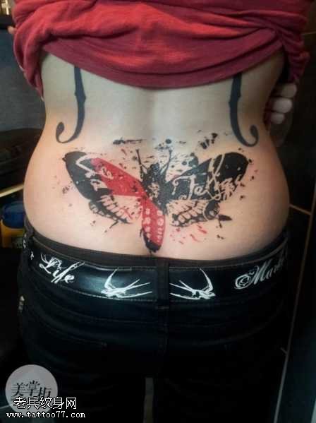 腰部飞蛾纹身图案
