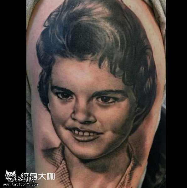 腿部女人物纹身图案