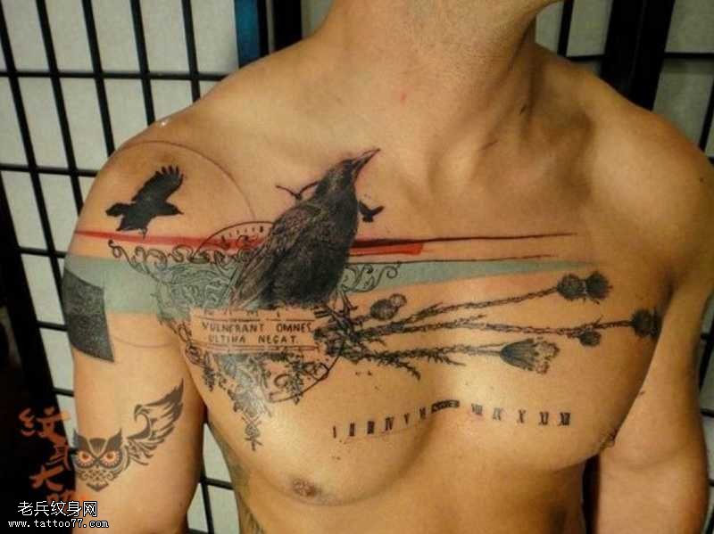 胸部渡鸦纹身图案